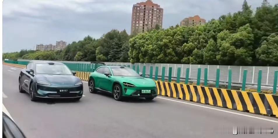 小米YU7和智界新R7两个绿，我更喜欢智界这个，含蓄一点，不那么张扬 ​。鸿蒙5