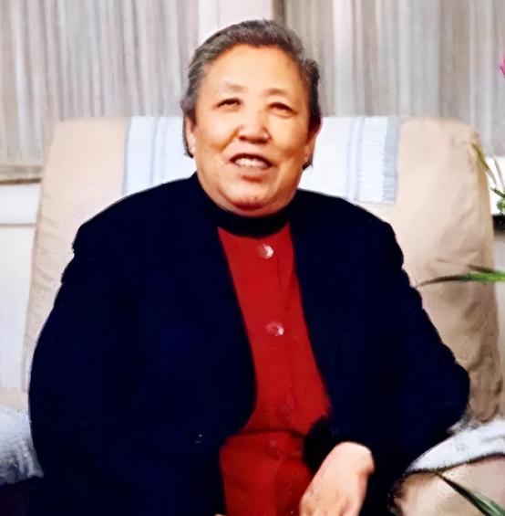 她是新中国最低调的主席夫人，抛却光环，朴素度日。拒绝专属特权，坚持骑车上下班，低