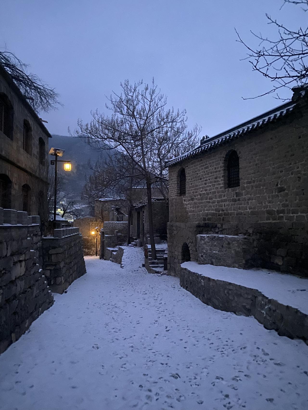 遇上东方雪后的古村巷弄，仿佛一个无声的咒语，瞬间穿越了时空。