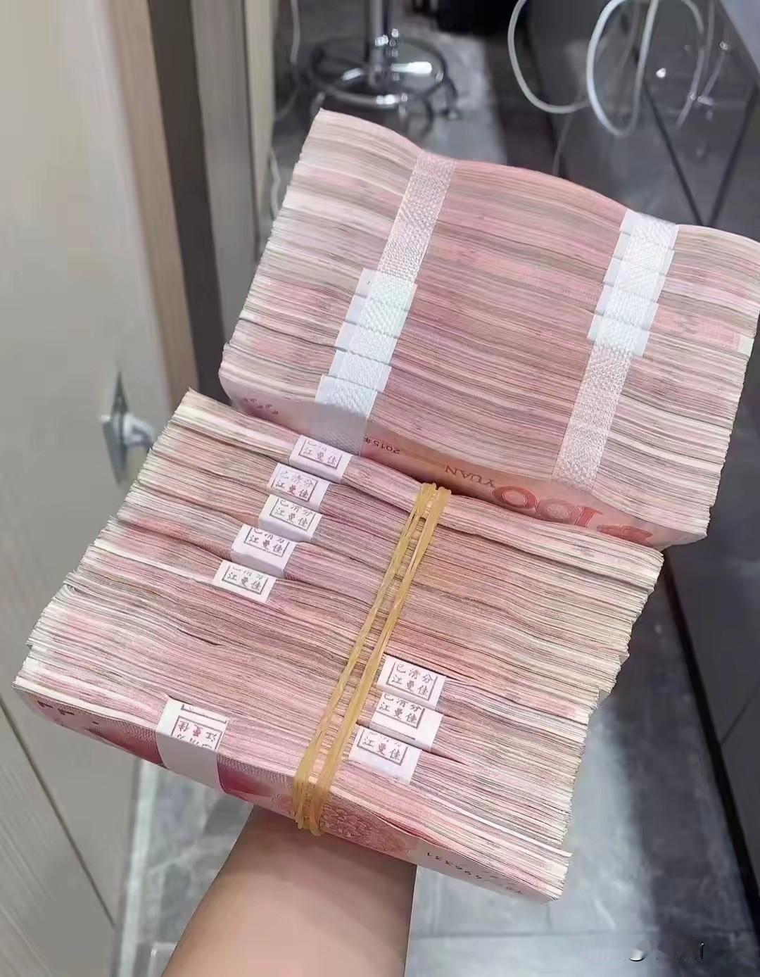 奉劝大家一句，
如果你现在有20万现金，
千万不要想着你要去
做点什么投资，买什