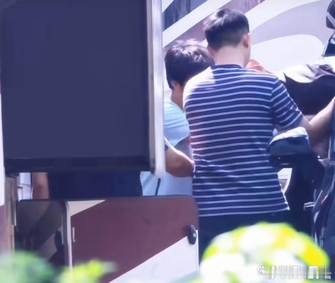 张凌赫被搀扶才能起来27日，张凌赫在《归鸾》被拍到起身十分吃力，撑了两下也没起得