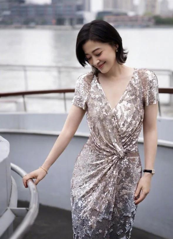 梅婷的亮片裙穿搭公式，成熟女性直接抄作业！
✅ V领扭结亮片裙：遮肉显瘦，凸显身