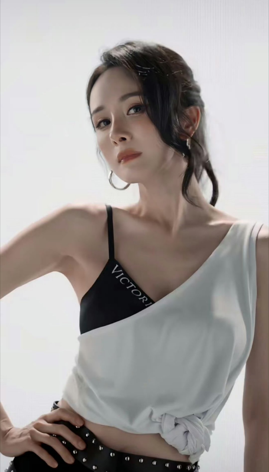 曝白玉兰杨幂0票这么久还拉出来站岗，杨幂实惨！！不过如果是为金鹰奖造势的话，是不