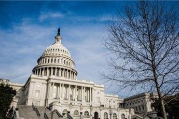 美国这次豪赌，连自己人都瞒不住了！
 
当地时间3月1日，美国政府官员在国会闭门