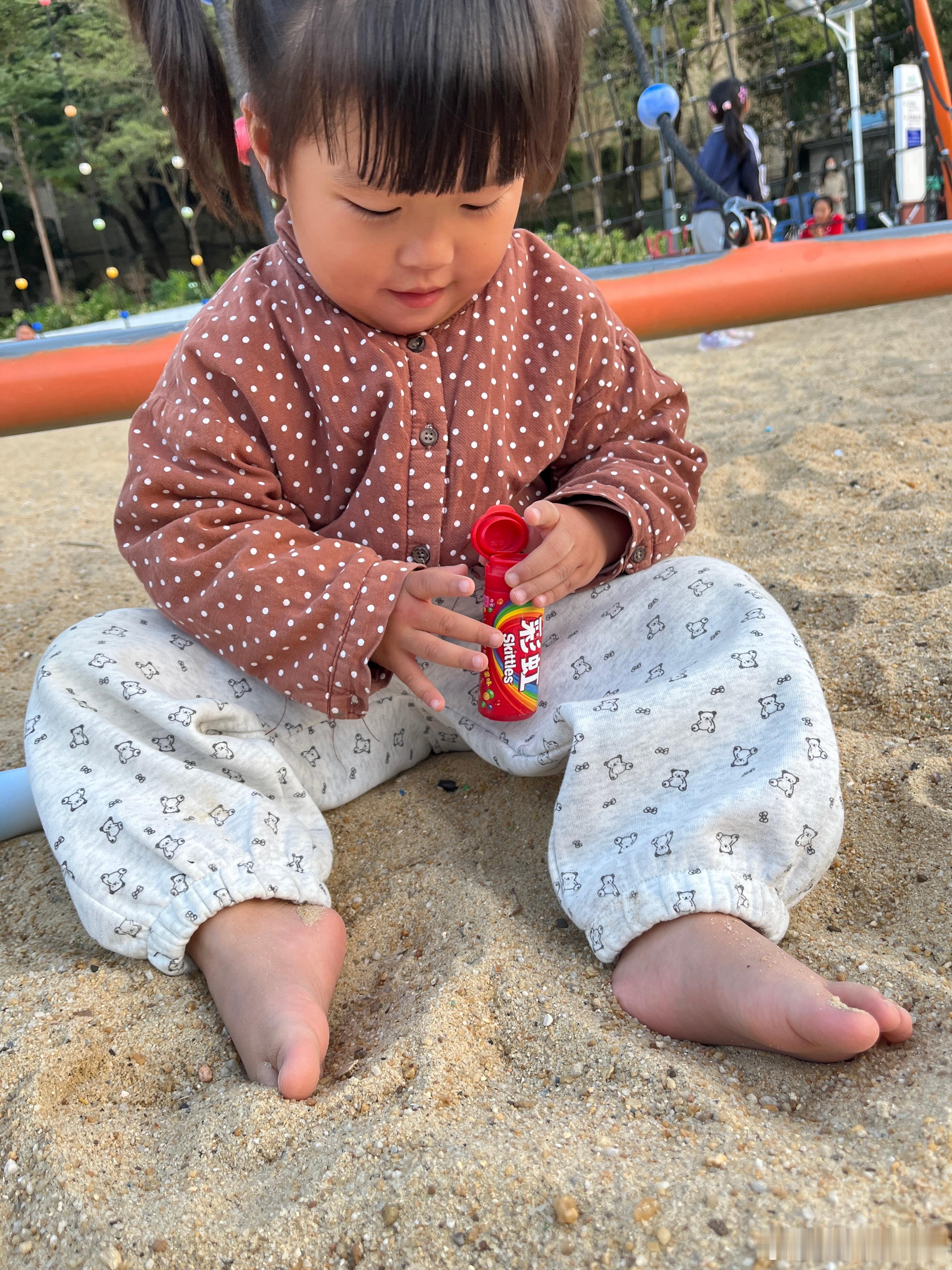 今天的情绪是对的，开开心心，叫我和她一起捡宝石。 