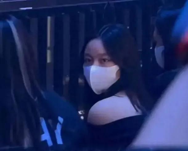 刘德华女儿近照曝光，观看父亲刘德华演唱会的女儿戴在白色口罩，一头乌黑秀发披肩，一