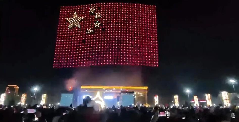 今晚的现场直接给我看呆了！夜空中突然升起一片由无人机组成的五星红旗，红得耀眼，星