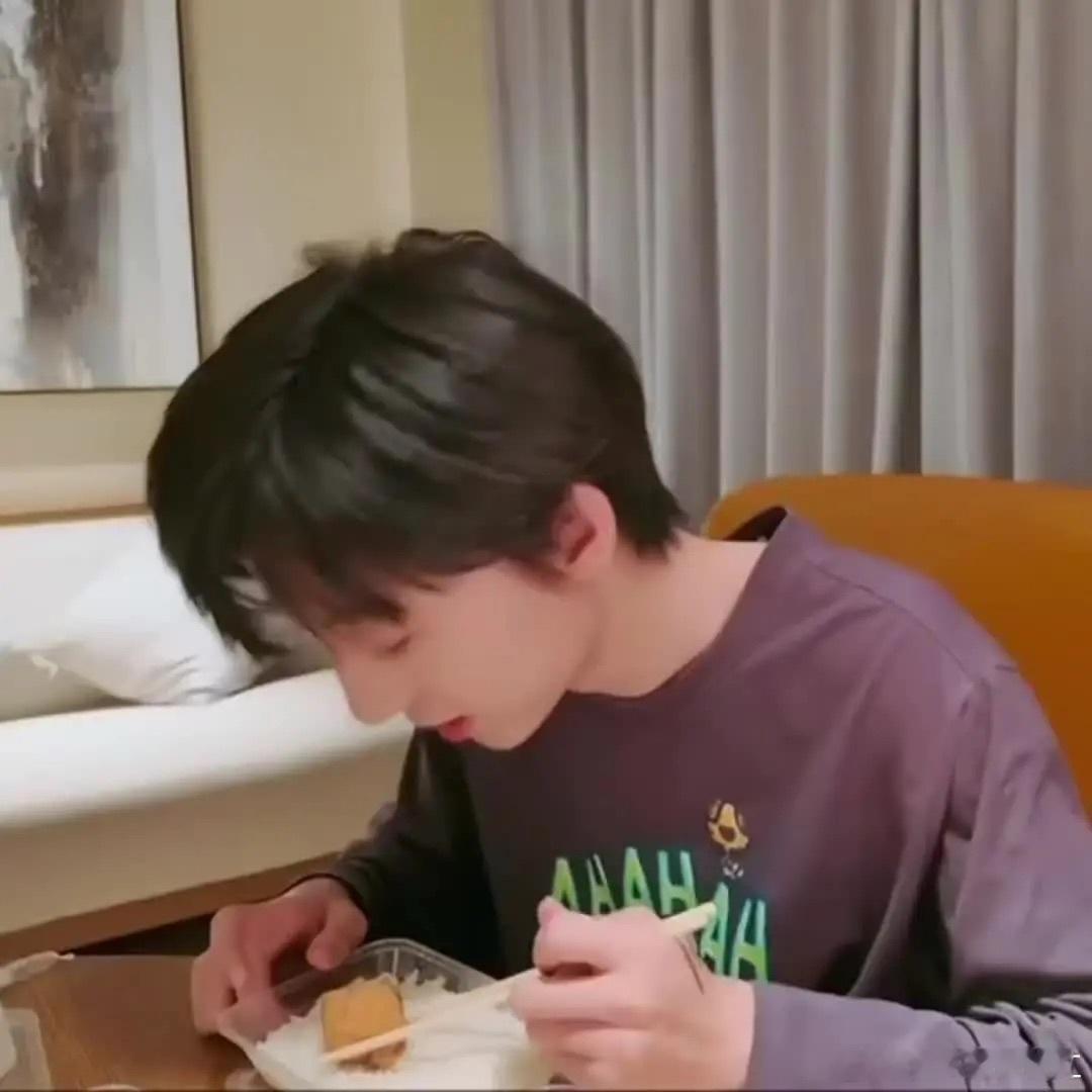 看多了平时的杨博文忘记了他还是个小孩子的口味 爱吃点小零食 ​​​