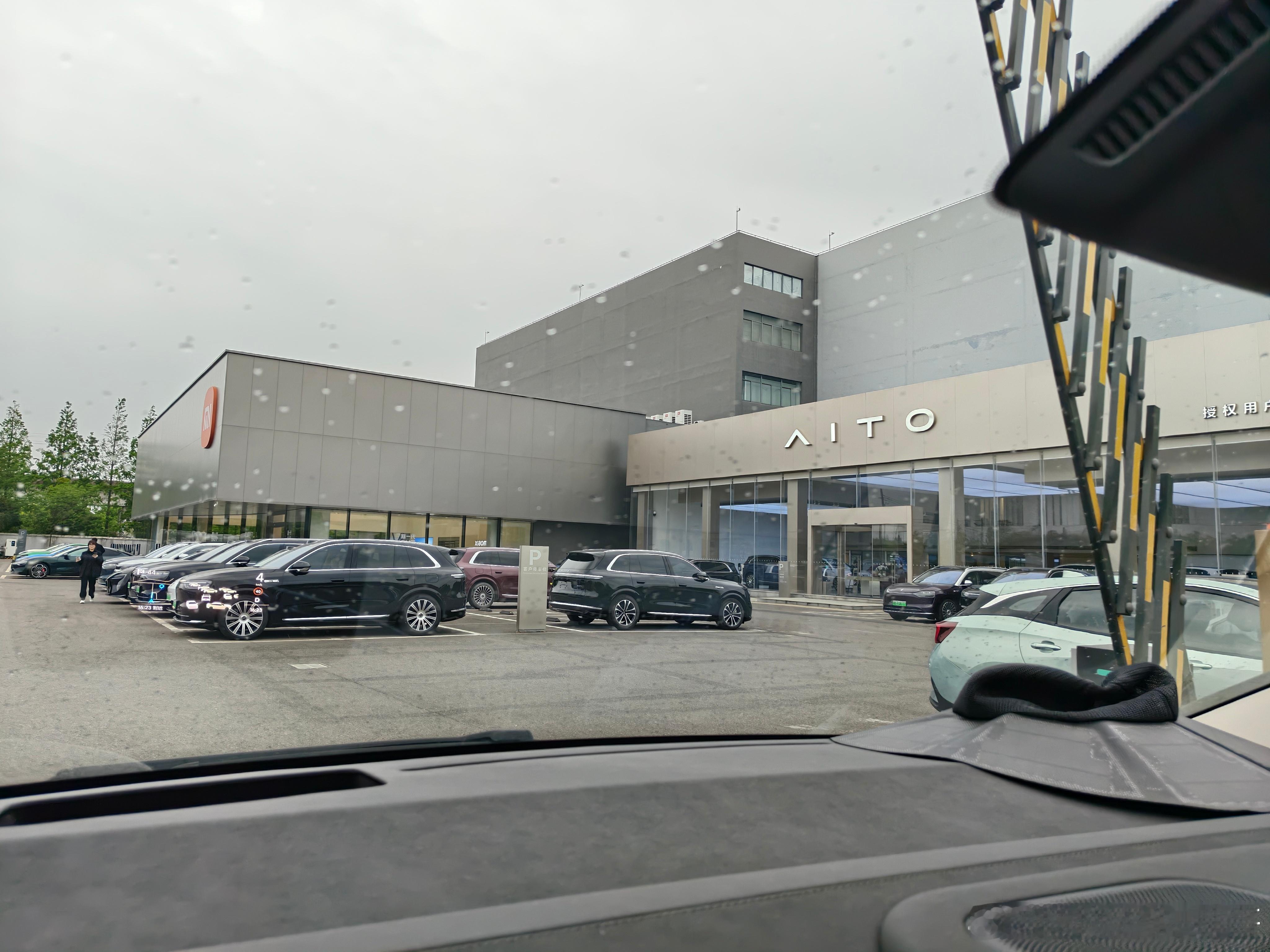 哎呀，走错店提错车了，怎么买成了小米SU7？ 