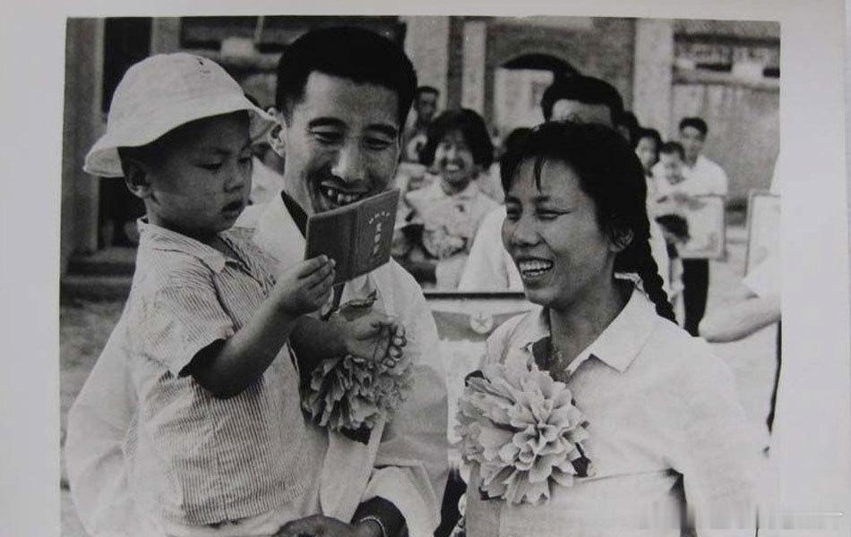 上世纪，响应计划生育的夫妇领取“计划生育光荣证”。 