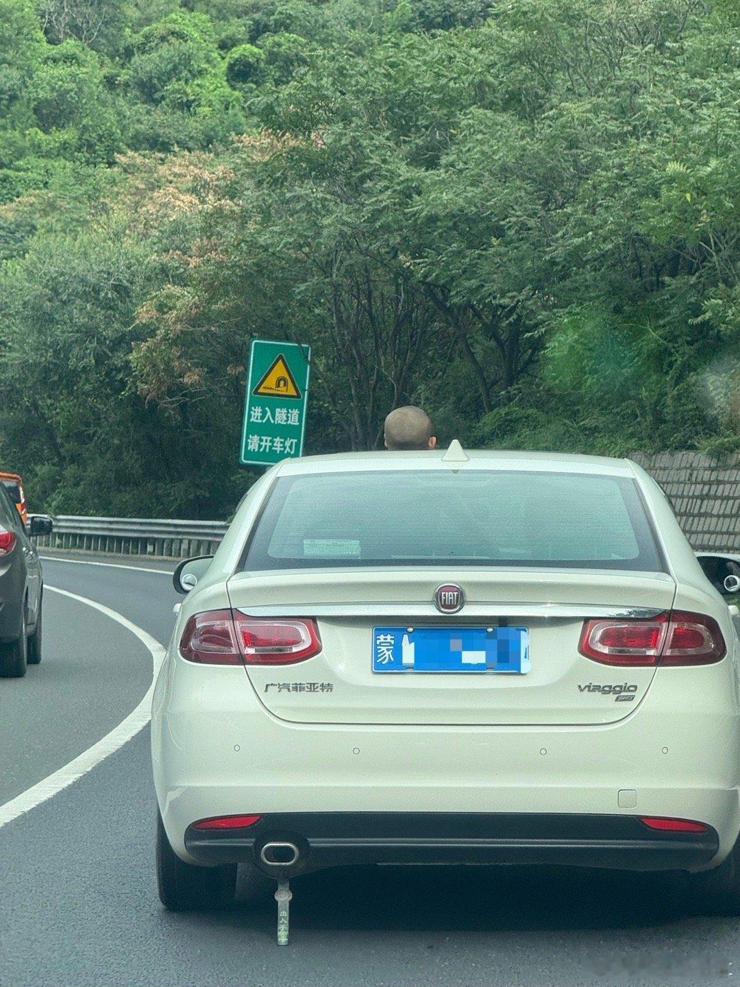 在高速上遇到小孩探头，在车流不小的京藏高速上，怎么有家长敢放任Ta将头探出车窗之