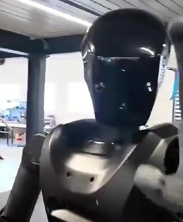 乌克兰已收到两台人形机器人"幻影MK-1"，用于在前线进行测试。
据报道，这些机