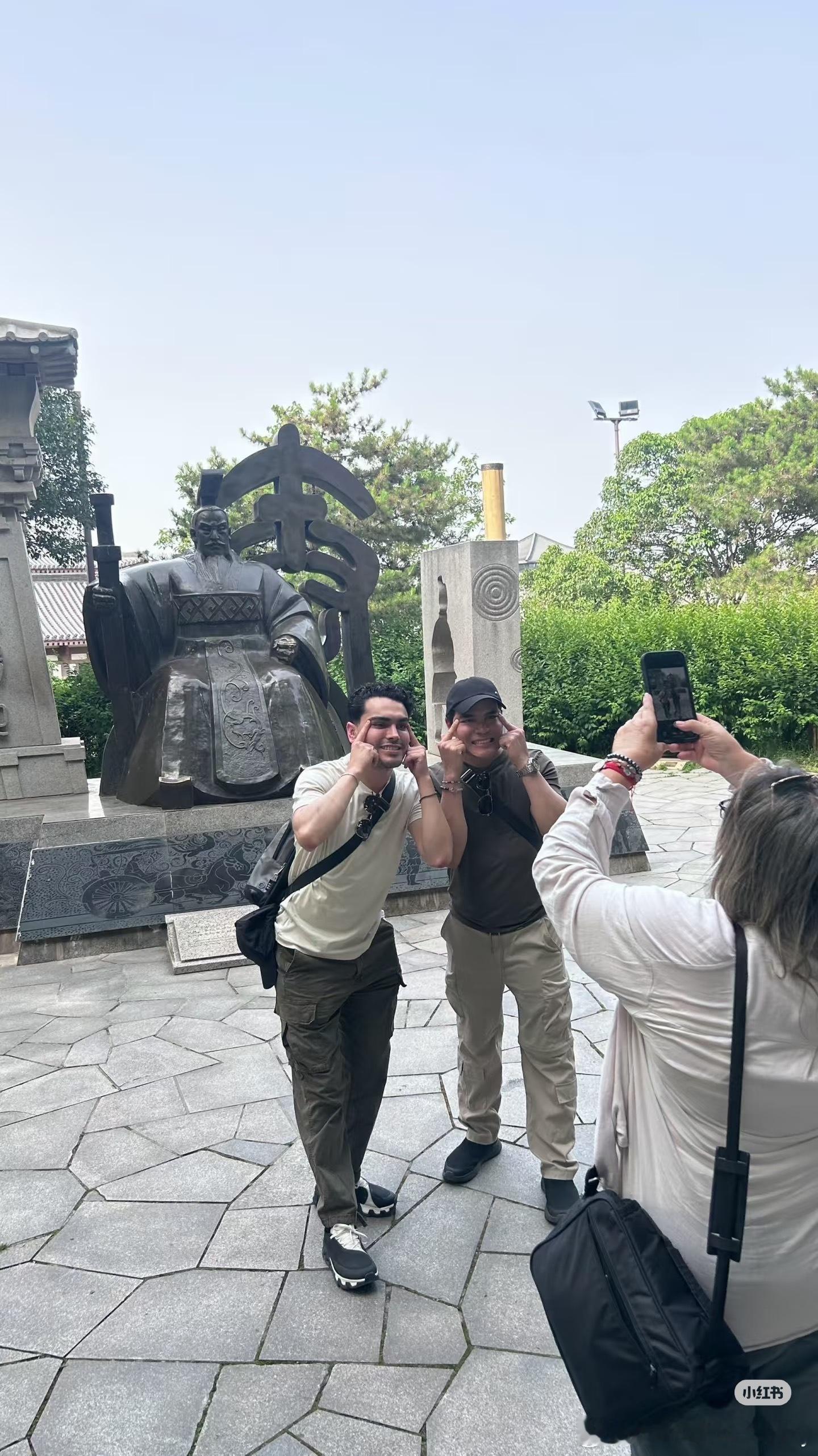 某国内导游在群内分享两位外国游客在中国旅游拍照留念。这个动作没理解错应该是歧视亚