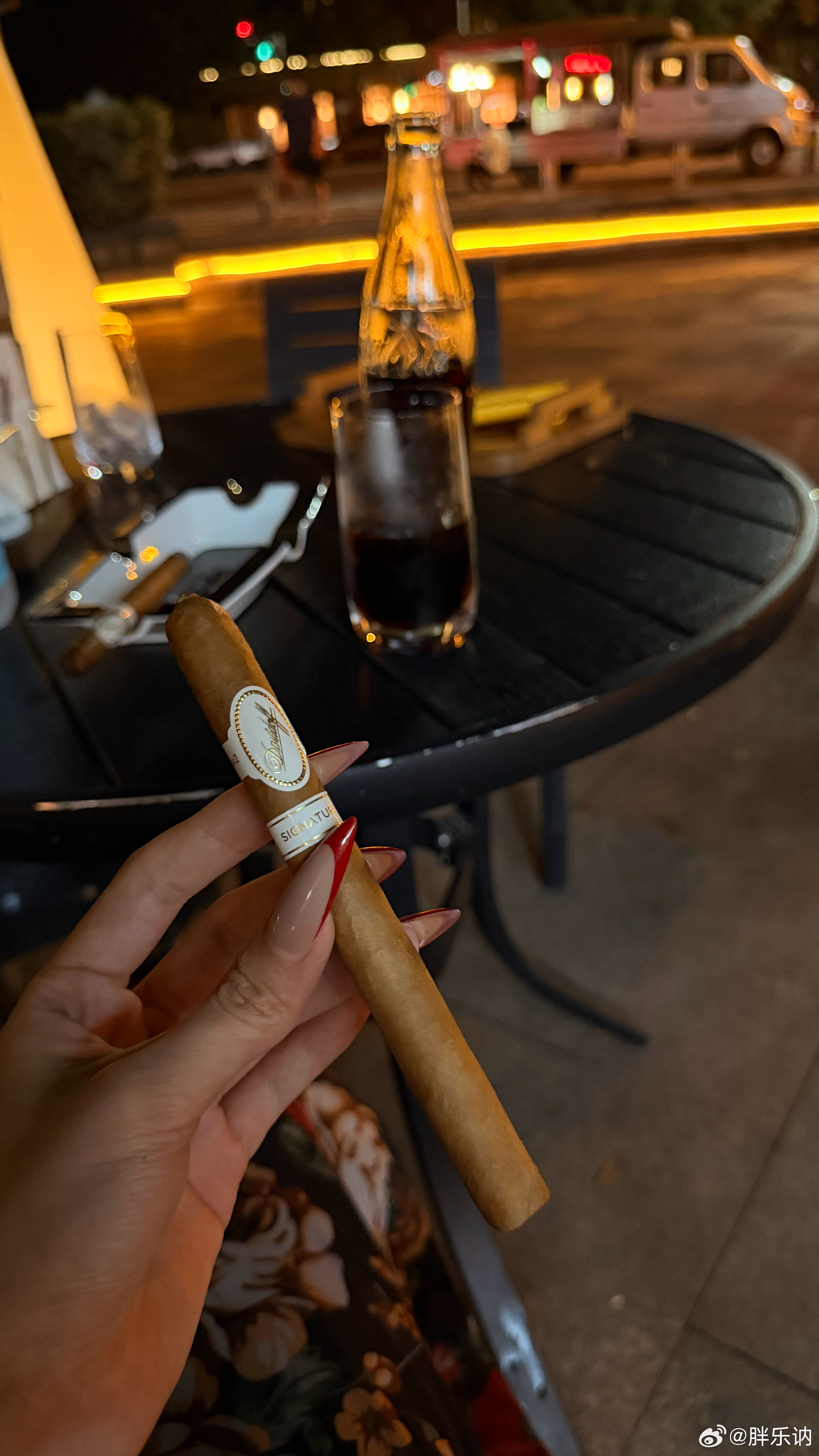早知道发烧的时候喝999了 也不至于在这喝可乐 