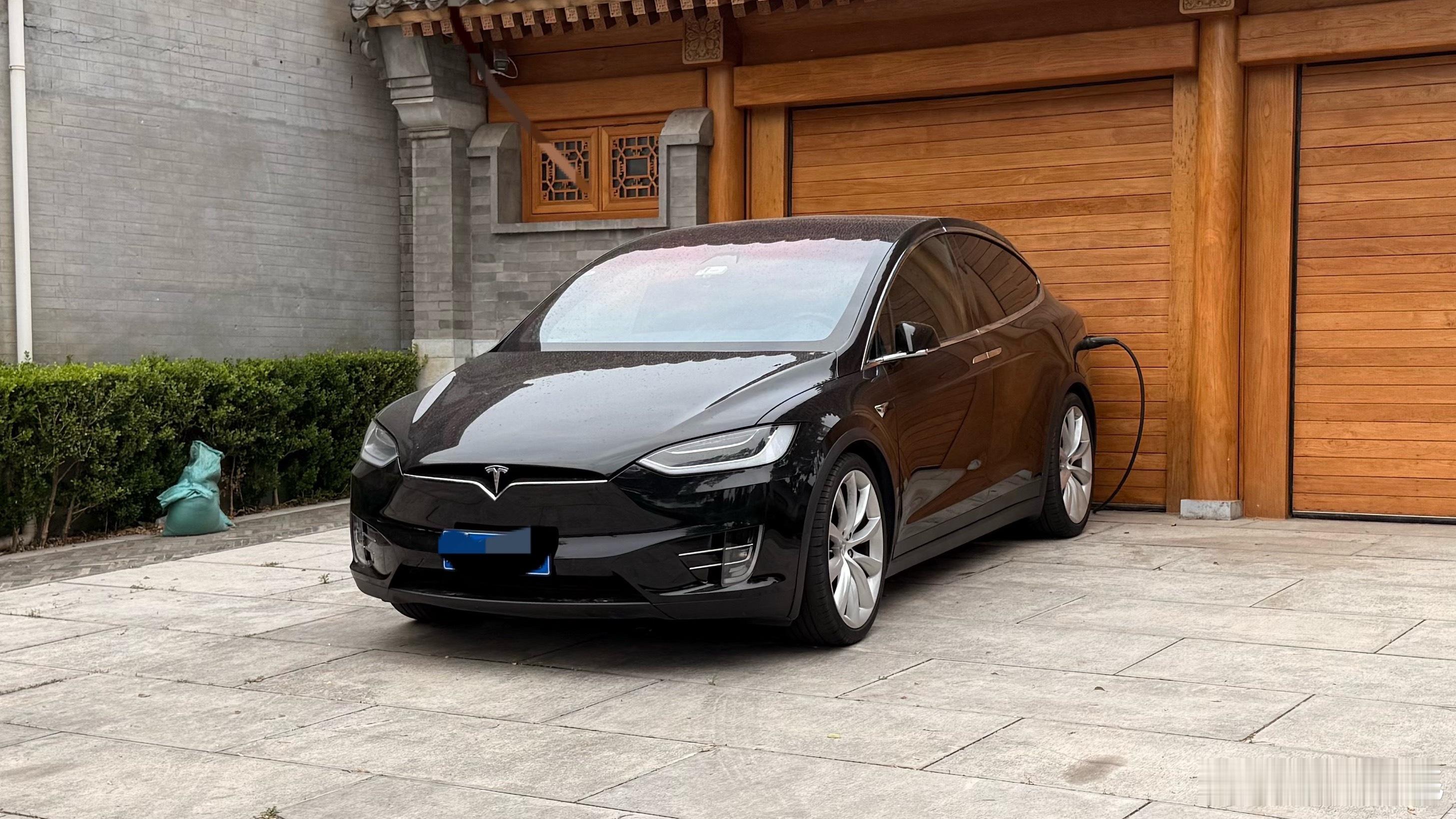第一批买新能源的车主后悔了吗第一批应该说的是蓝牌特斯拉车主吧，那大腿得拍肿了吧[