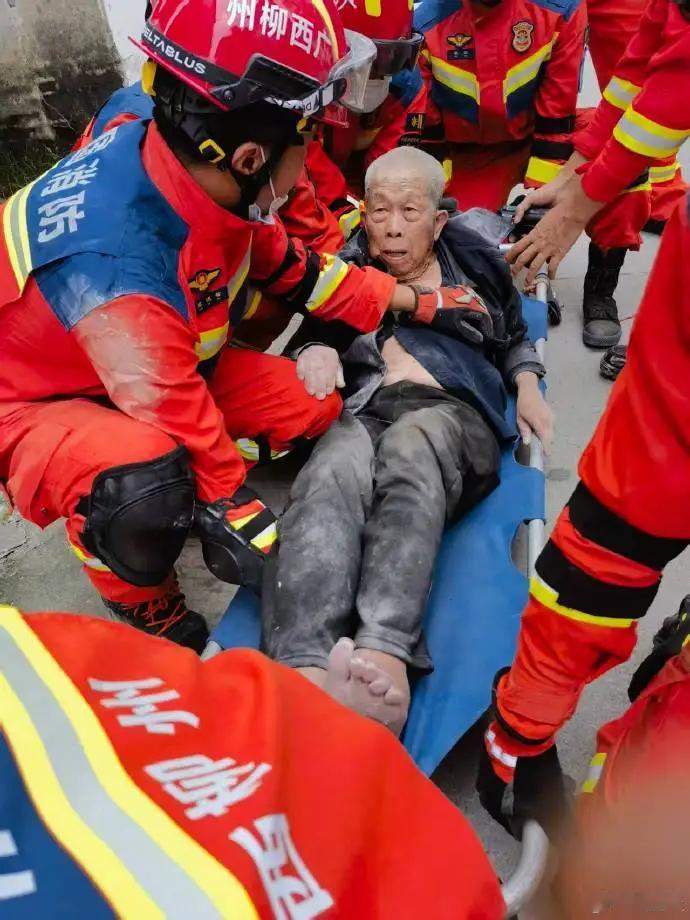 关注柳州地震，一名91岁老人获救
今天上午11时10分，柳南区太阳村镇太阳村社区