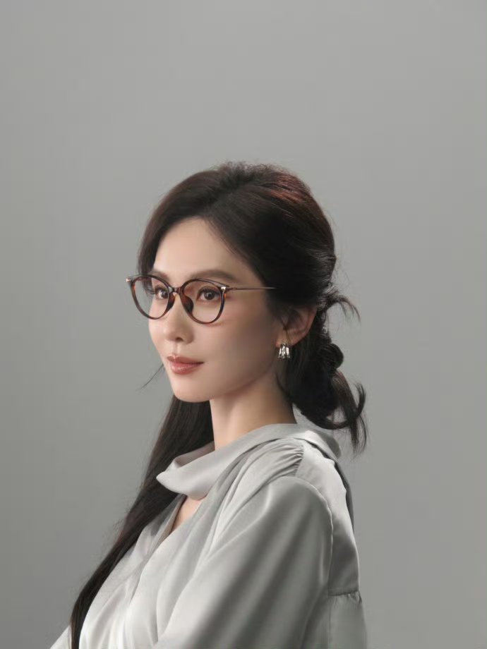 怎么有戴眼镜这么好看的人！刘诗诗跟眼镜的适配度也太高了，高智感姐姐