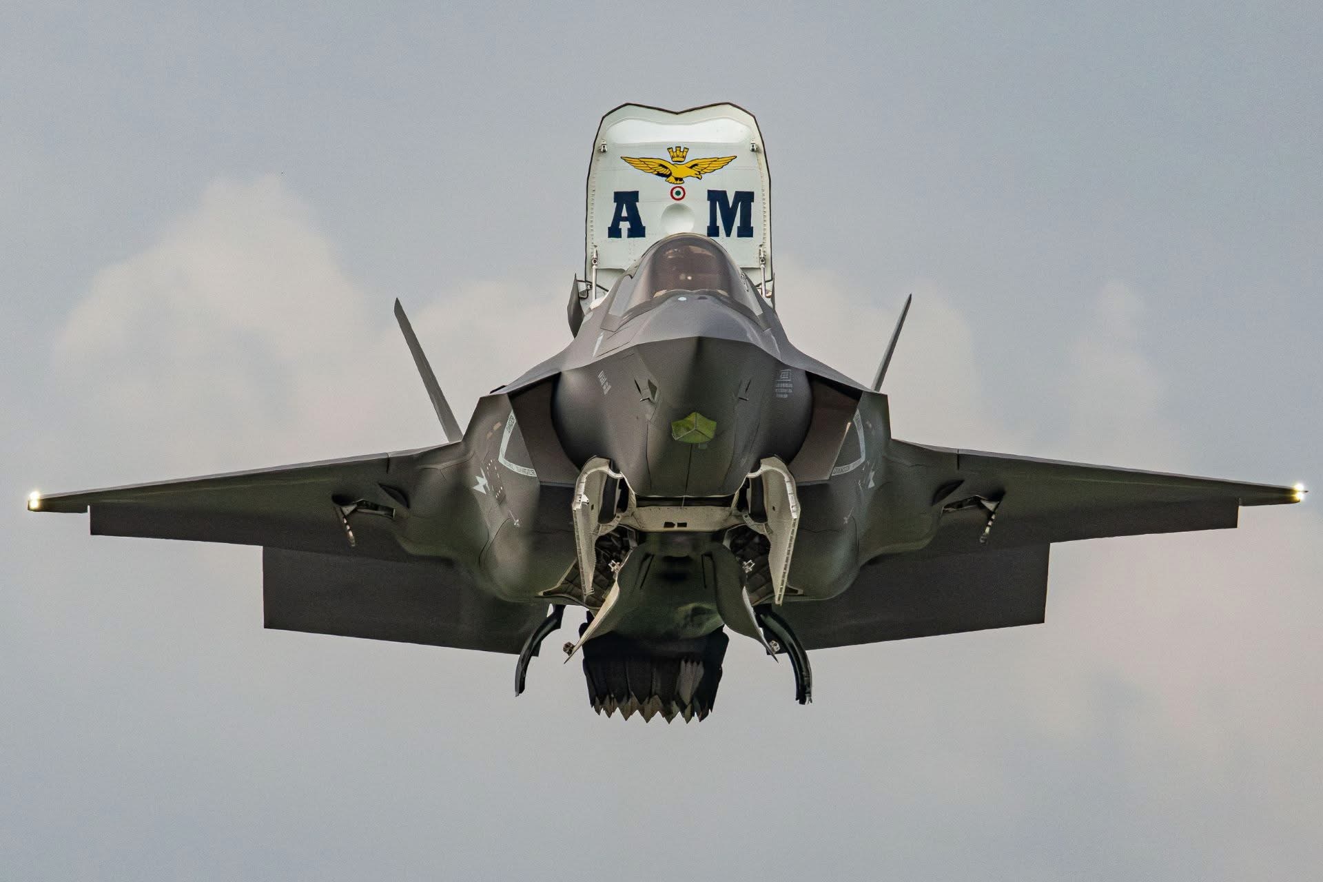 意大利空军（AM）第32联队第101中队F35B空中悬停 今日肥电军用飞机信息汇