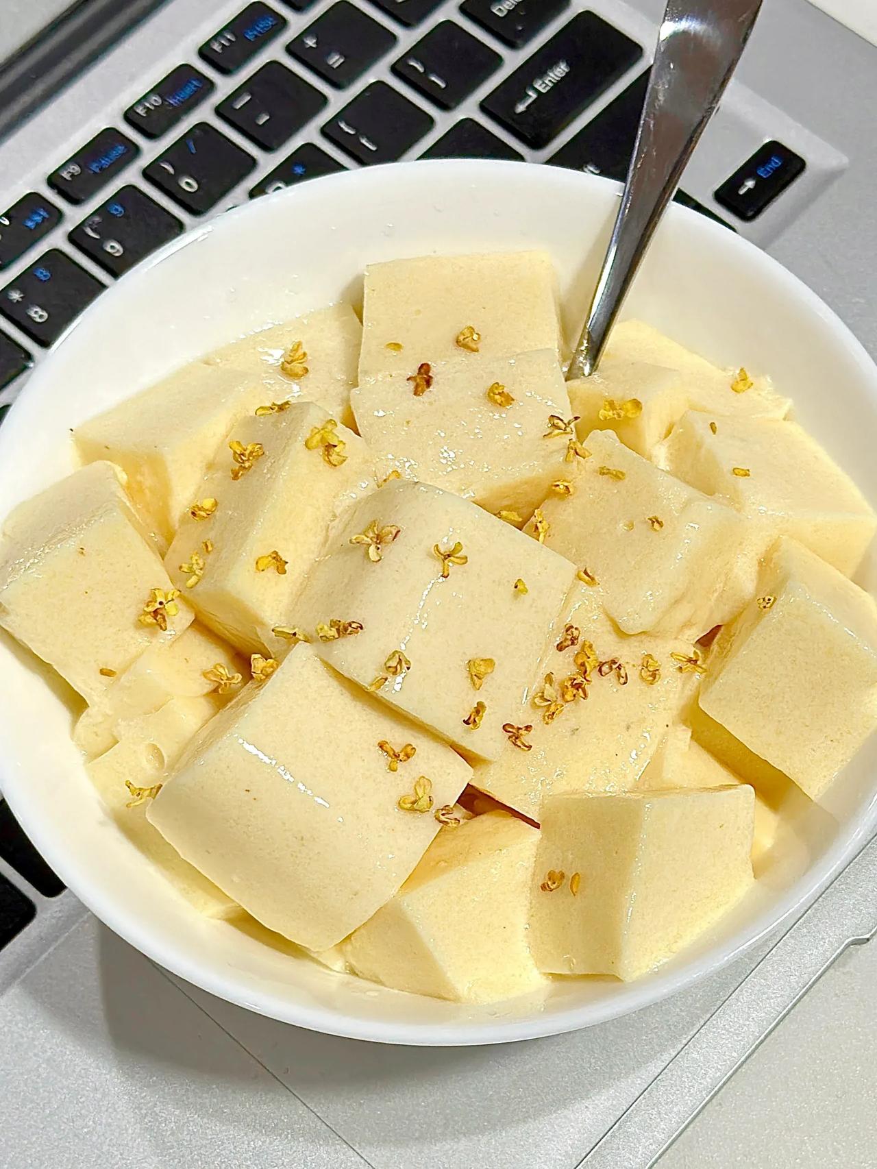 NN的！真的太好吃了！！你们一定要试试这个芝士奶豆腐！！
冰冰凉凉的，吃起来又奶