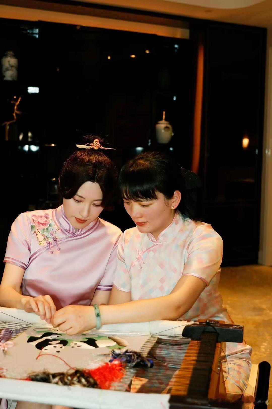 你是曾黎那她是谁 原来温婉和力量可以这样共生。旗袍素手，眉目有山河。曾黎把蜀绣穿