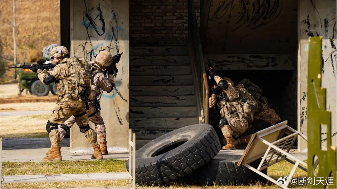 铸剑中原早安军营原原说早晚安 兵以治为胜，治以严为要！早安