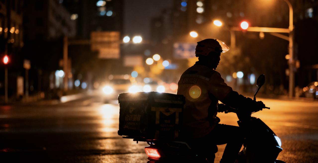 深夜奔波的身影里，藏着民生保障的底气
 
深夜的街头，新就业群体的车灯与星光交织