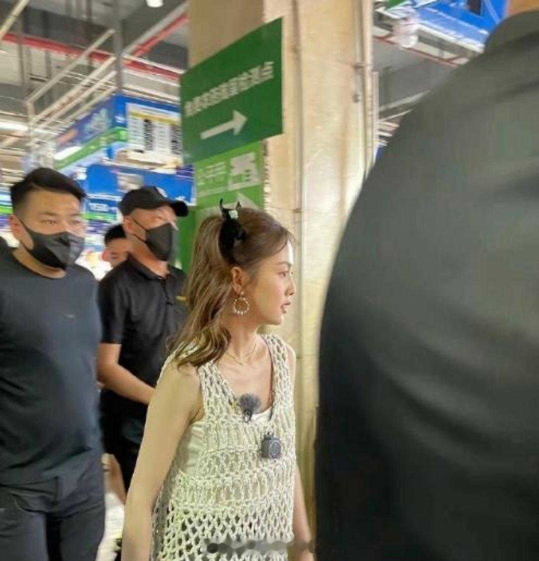 怎么那么多人说白鹿长相普通啊，生图这样还普通？白鹿剧宣的神她来了 