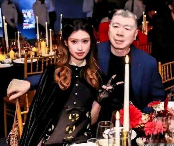 都说一家人相处时间久了，就算是养女，神态气质也会慢慢变得相像。
 
冯小刚与养女