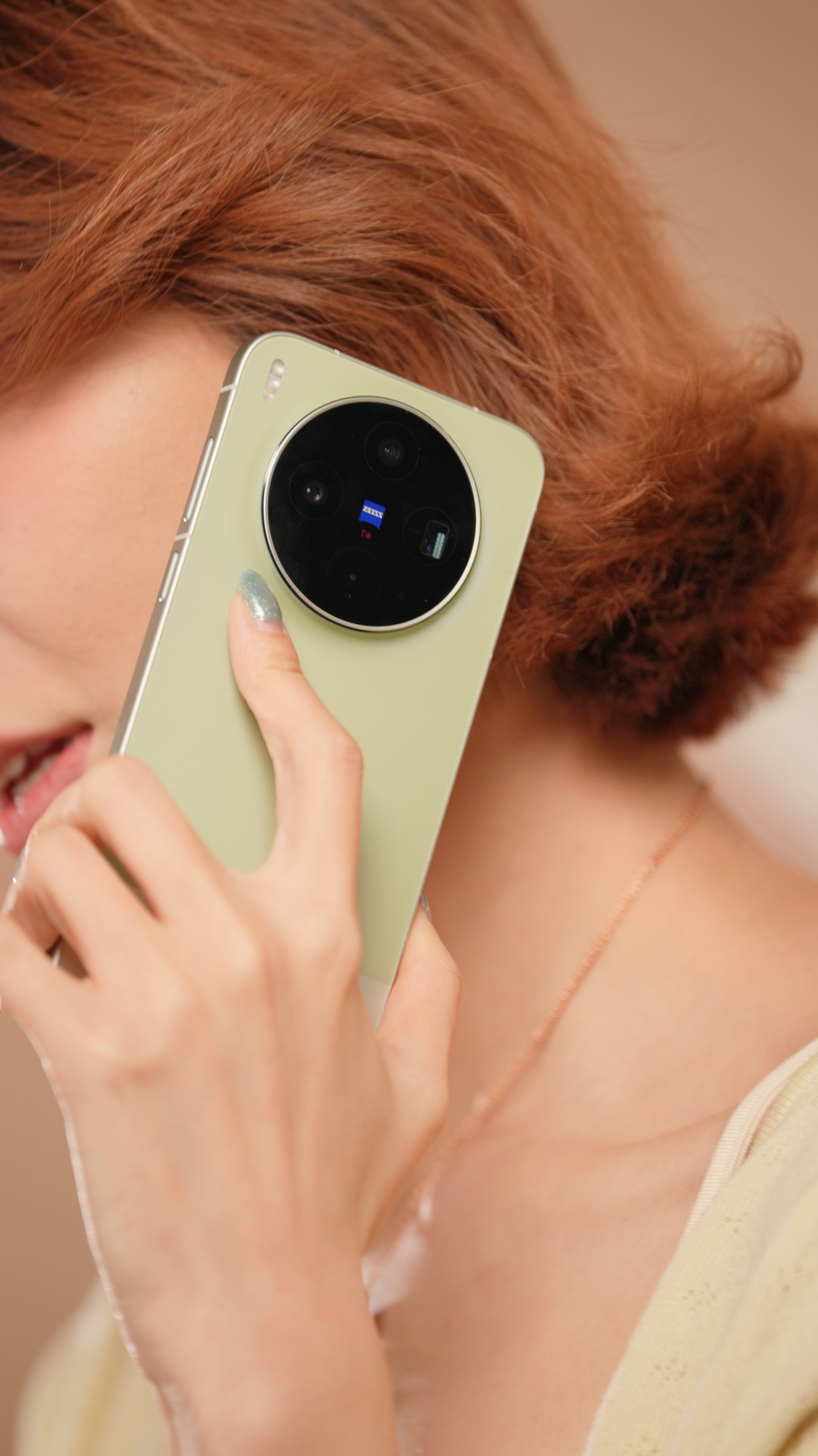 vivo X300s美图来了，新机质感还是相当不错的，外观采用悬浮水滴冷雕玻璃，