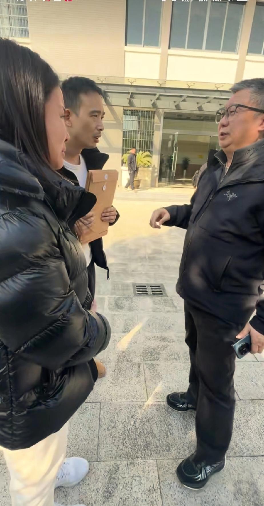 小洛希的爸爸妈妈今天见到了刘良老师，感觉小洛希的妈妈憔悴了好多脸上的泪水就从来没