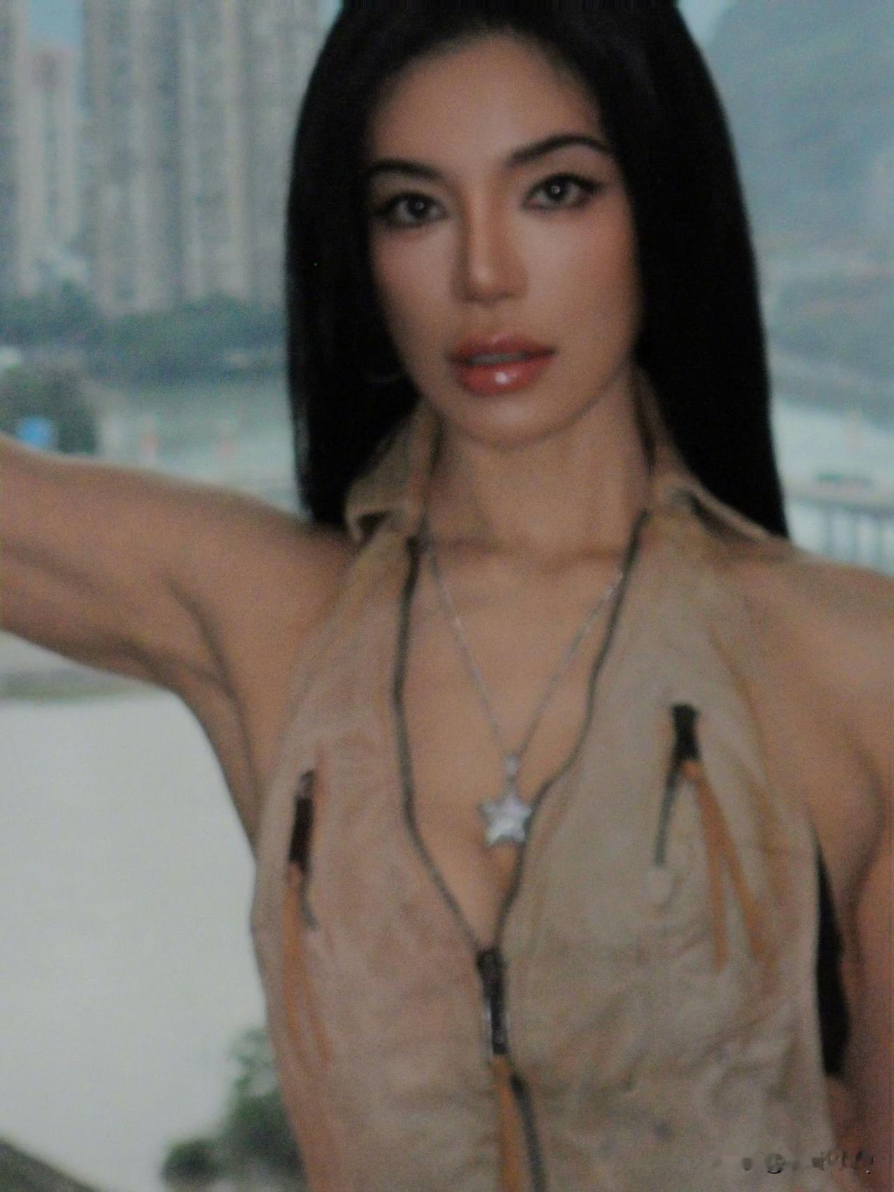江映蓉真的瘦了好多好多，不过该有肉的地方可一点也不含糊，对自己的身材管理是相当自
