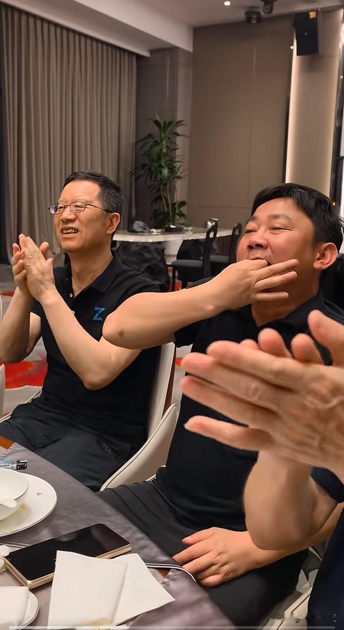 德比斯拿下WSBK西班牙阿拉贡站排位赛第二名，张雪激动地吹口哨庆祝了，和同事一起