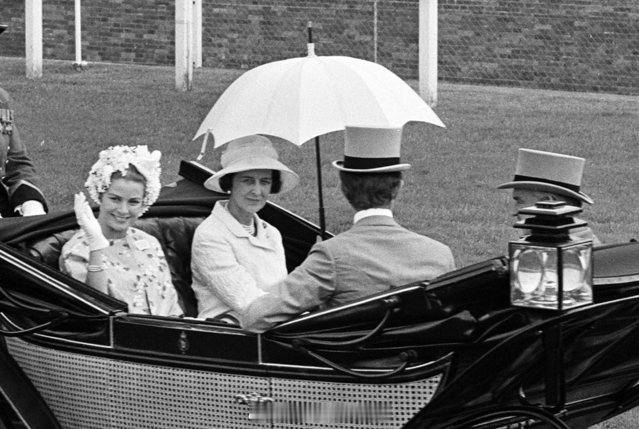 1966年，摩纳哥王妃格蕾丝在英国参加皇家赛马节的活动，她选了一款全是小花花的头
