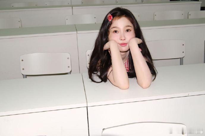 三张虞书欣的照片由何与掌镜并发布，画面呈现多样风格，拍摄技巧与人物特质相融，展现