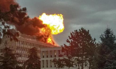 一夜之间，基辅再次被爆炸声惊醒，俄罗斯大规模导弹和无人机袭击，让乌克兰防空体系最