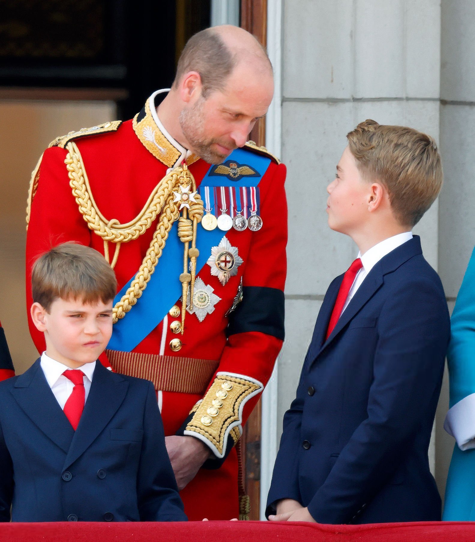 白金汉宫阳台上的威廉与三宝[微风]~katemiddleton[超话]英国王室威
