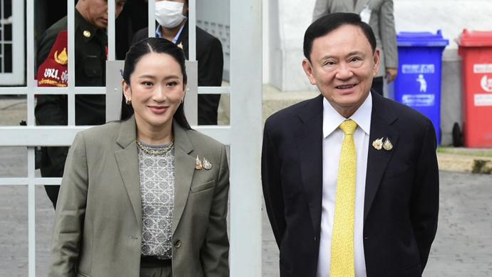 真男人！他信在女儿佩通坦的陪同下，信步闲庭前往泰国法院听取关于住院案的裁决，从现