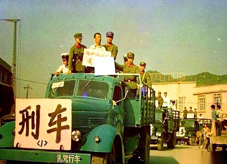 我们家出过一个狠人。
怎么个狠法呢？一辈子，大半辈子，都在高墙里过的。
等他九十