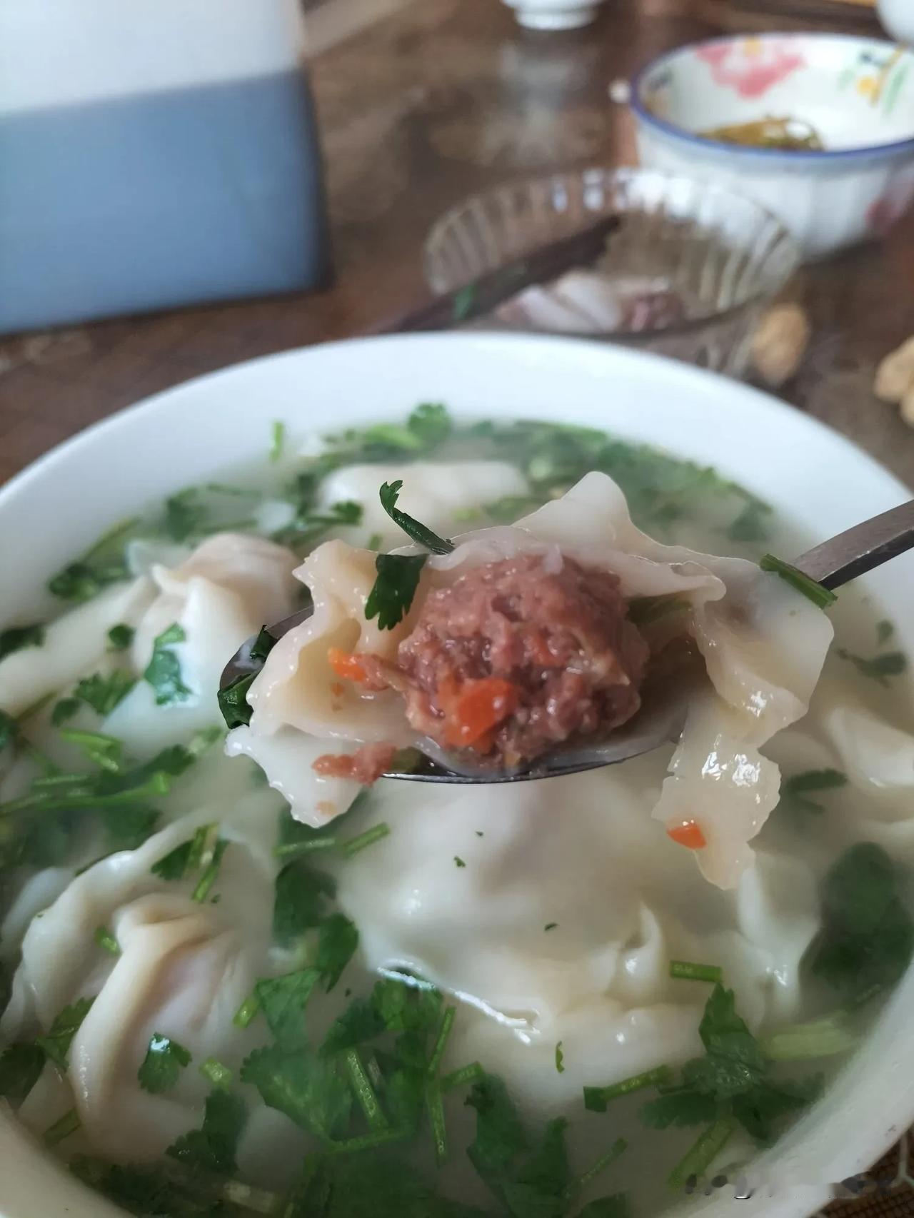 羊肉胡萝卜馄饨，有汤，一把芫荽，几瓣蒜，来一小杯醋。

吃的馄饨，喝的汤，提味儿