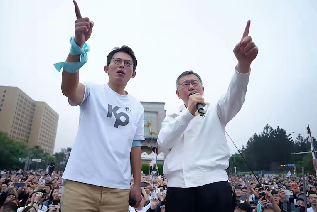 与其到处喊冤，还不如后悔反思一下当初怎么拒绝蓝白合，临时搭起来的草台班子还拒绝当