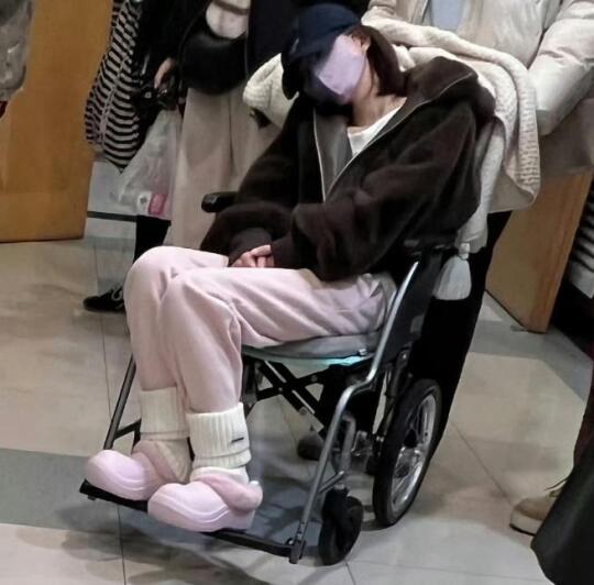 赵露思这是怎么了？坐轮椅到急诊室救治