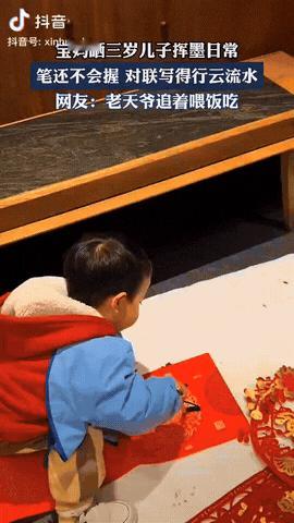 广东惠州，一位妈妈在网上晒三岁的儿子挥墨日常，他不会握笔，但他能拿着毛笔行云流水