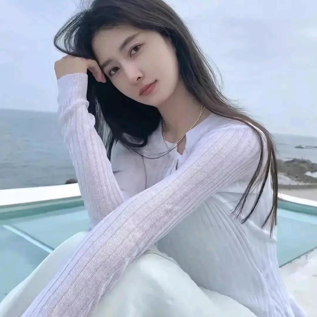 海边休闲时光，白色长裙，微风轻拂，自在享受。