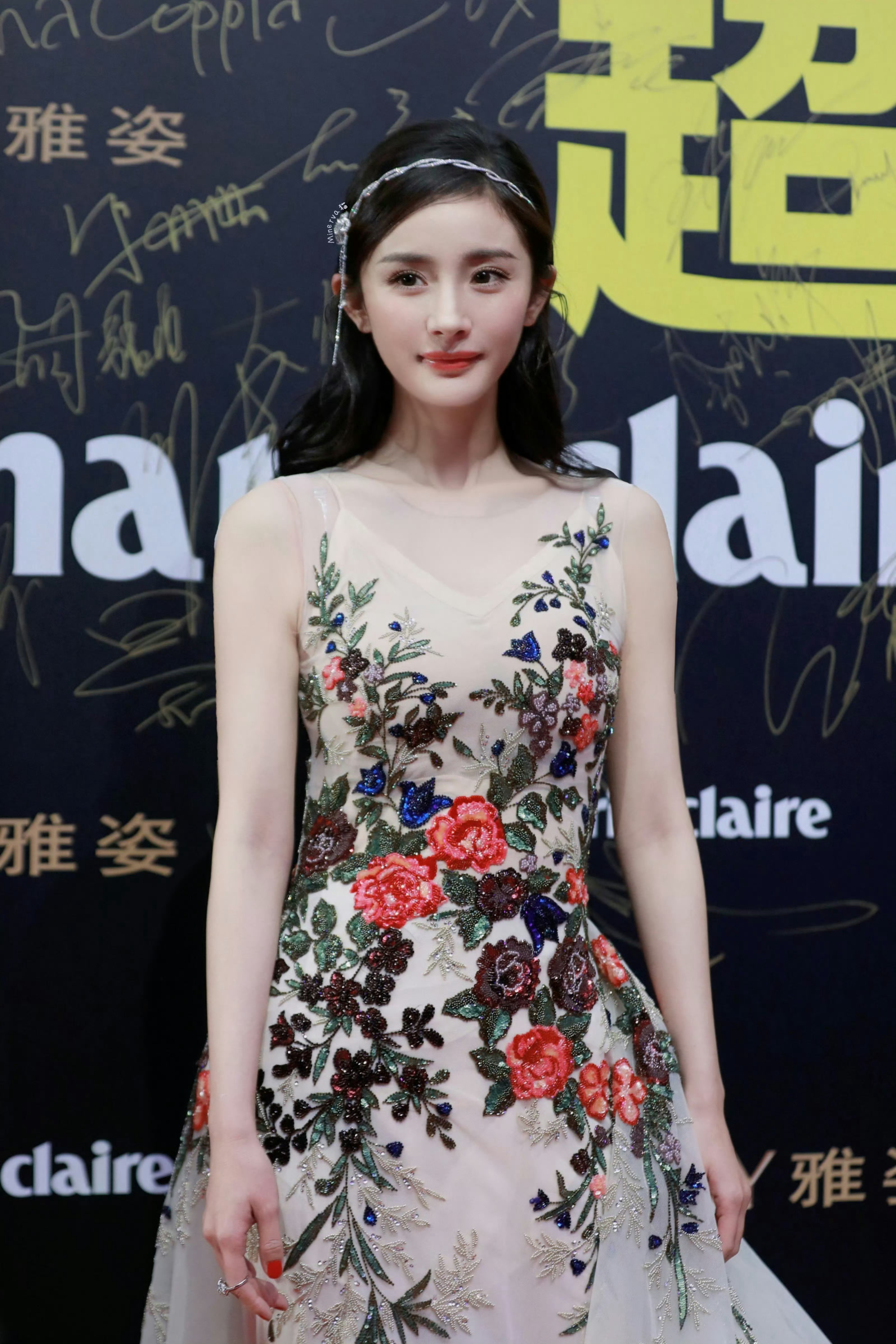 鹿晗站姐发的杨幂好像洋娃娃今夕是何年  是幂年  因为甜甜的 