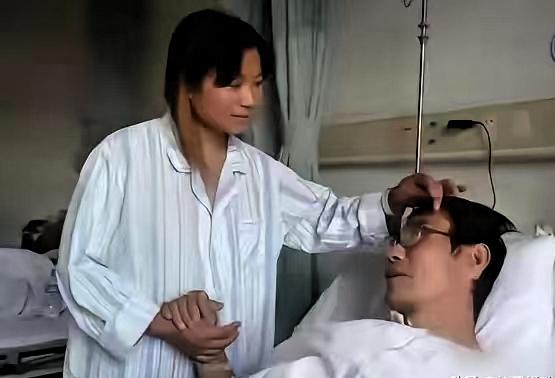 山东一尿毒症男子住院1个月，5个哥姐无人探望，这时候，前妻却冲进病房甩出复婚协议