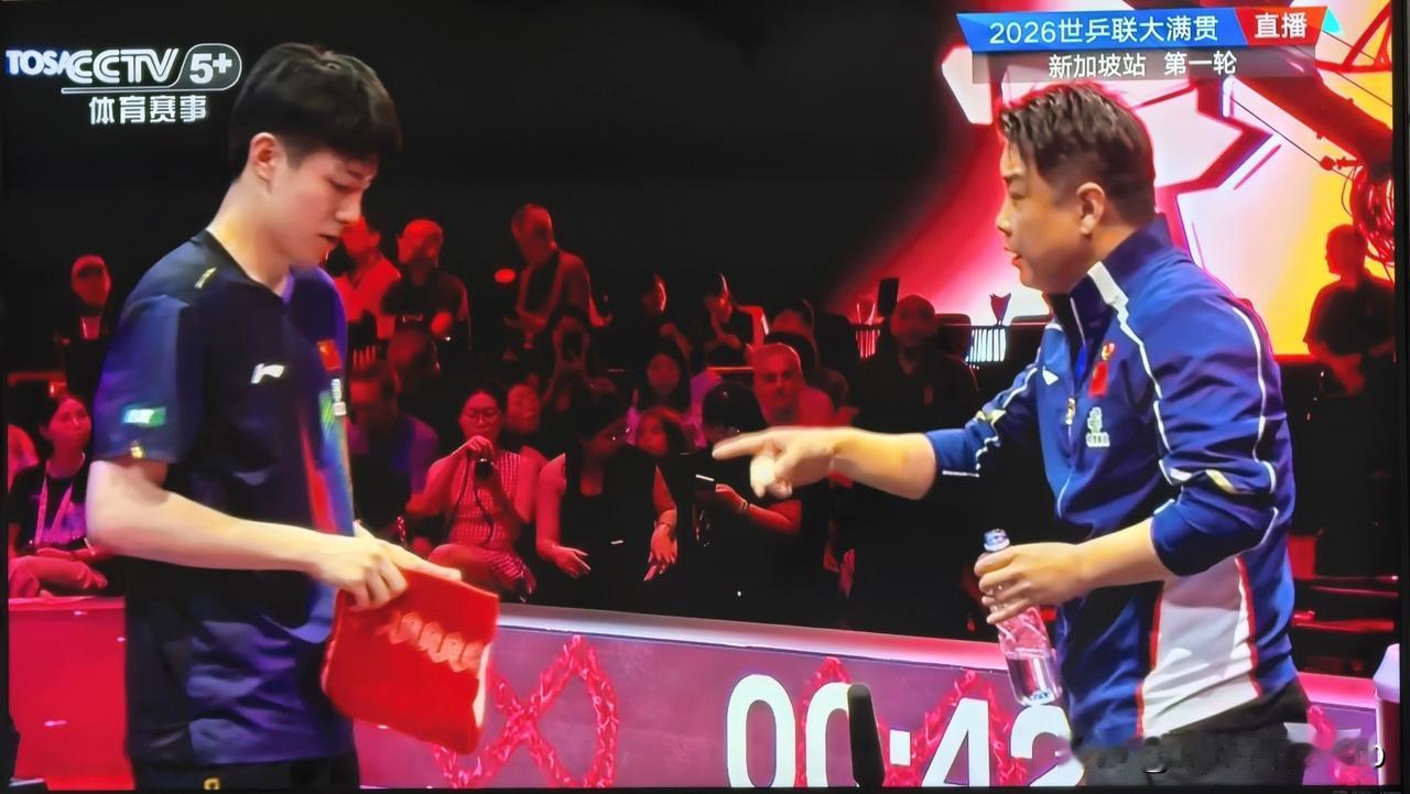 王晧发火：“老失误，打不上，怎么回事嘛！”
新加坡大满贯小组赛第一轮，中国小将温