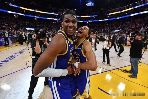 凯文·卢尼的续约合同于 2022 年签署：

22/23：800万美元
23/2