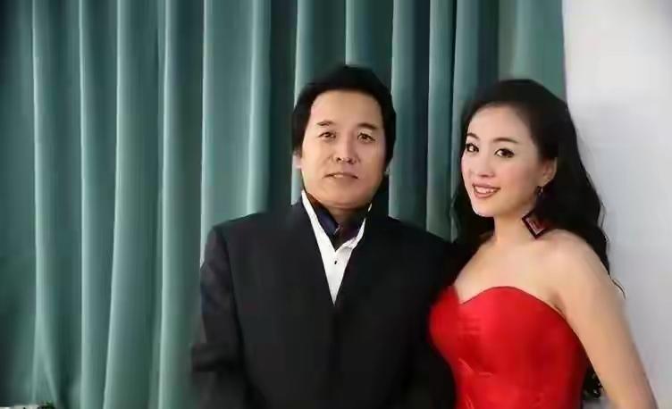 这辈子活得最通透的男人莫过于他了，头一婚迎娶实力歌唱家，二人曾携手走过不少岁月，