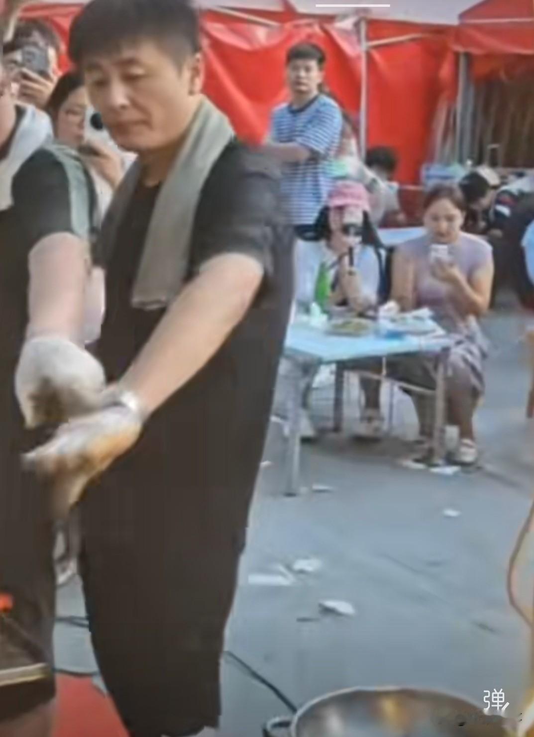 河南版，张雪峰，真的惹人动容
……
人们常说，一个人带火一座城。
几百万粉丝来围