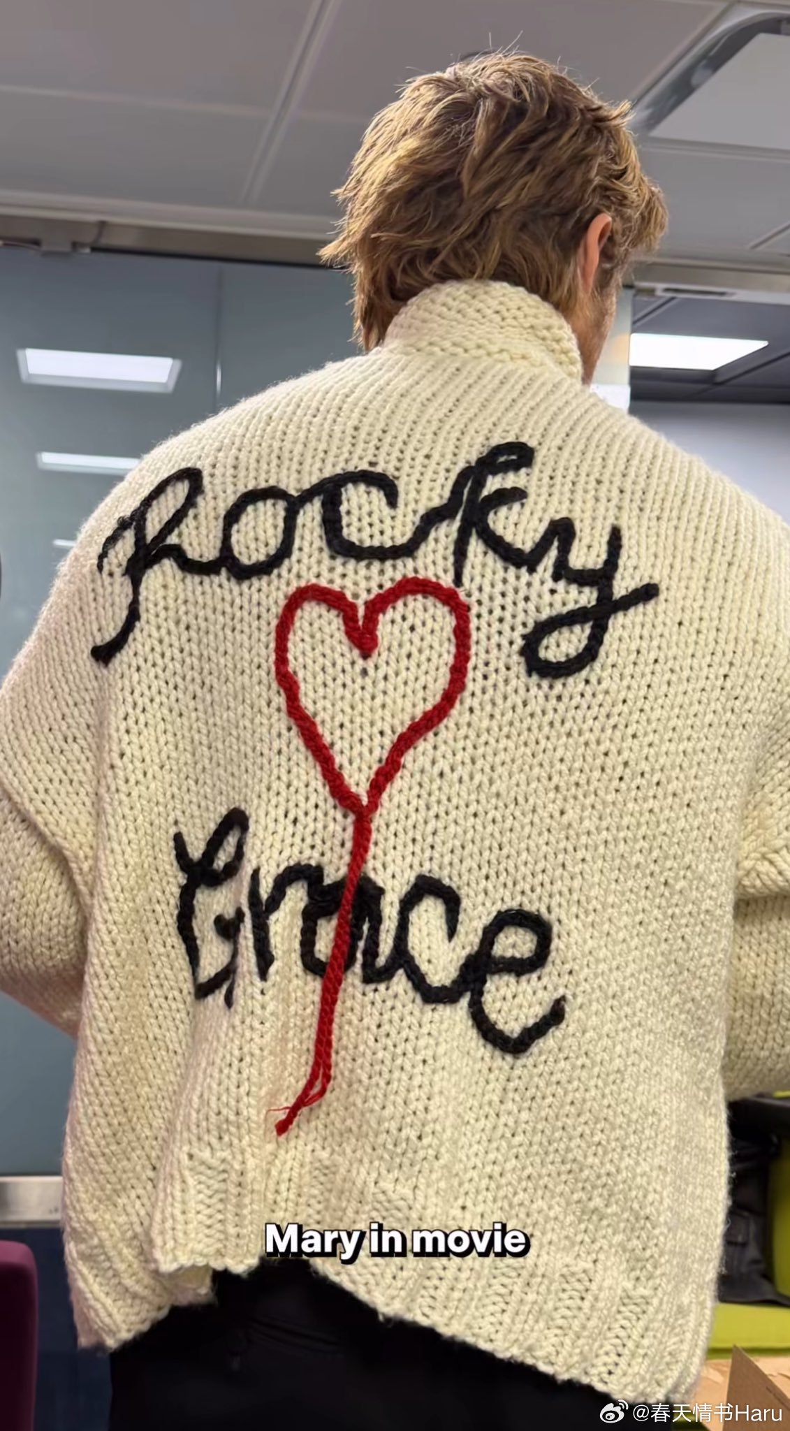 英国的跳水奥运冠军托马斯·戴利给瑞恩·高斯林织了一件《挽救计划》中的毛衣，背后写